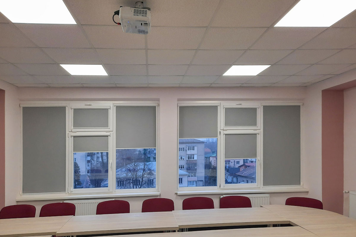 Тканинні офісні жалюзі ролетного типу з полотном блекаут стануть важливим доповненням до приміщень із проєктором