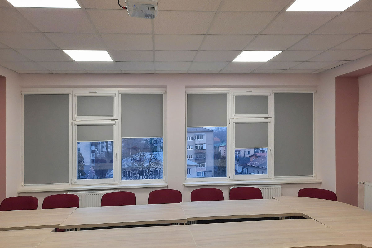 Купити ролети блекаут особливо потрібно для приміщень із проєктором, щоб світло з вулиці не заважало перегляду слайдів чи відео