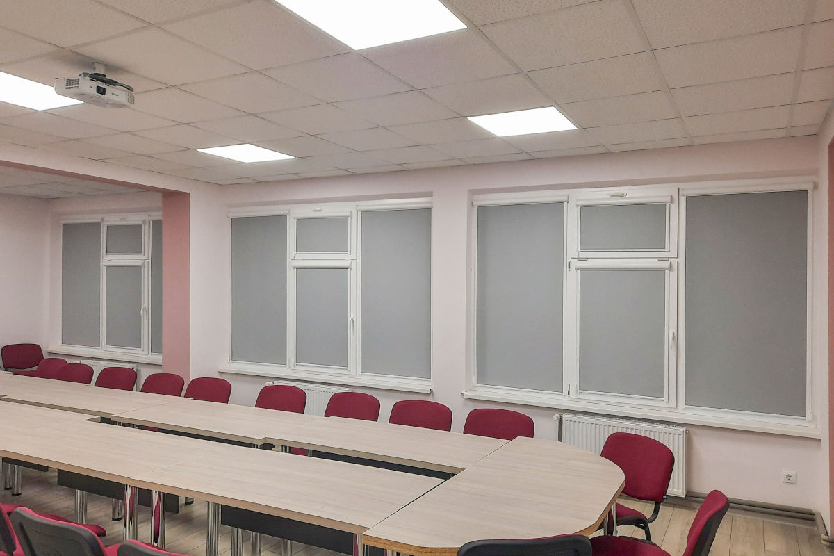 Ролети на вікна блекаут вигідно використовувати в приміщеннях, де знаходиться проєктор Ролети на вікна блекаут вигідно використовувати в приміщеннях, де знаходиться проєктор