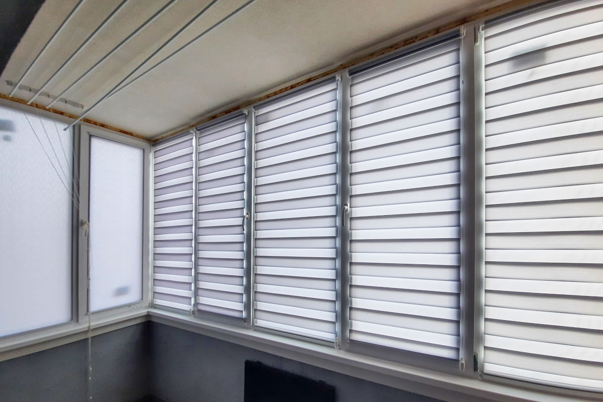 Стандартні ролетні системи здебільшого розсіюють прямі сонячні промені, однак не здатні їх повністю заблокувати Стандартні ролетні системи здебільшого розсіюють прямі сонячні промені, однак не здатні їх повністю заблокувати