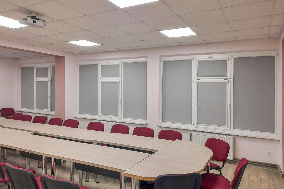 Ролетні жалюзі блекаут у закритій системі вигідно використовувати в приміщеннях із проєктором